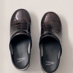 Dansko comfort shoes clogs sz 39 Womens brown shine patent excellent